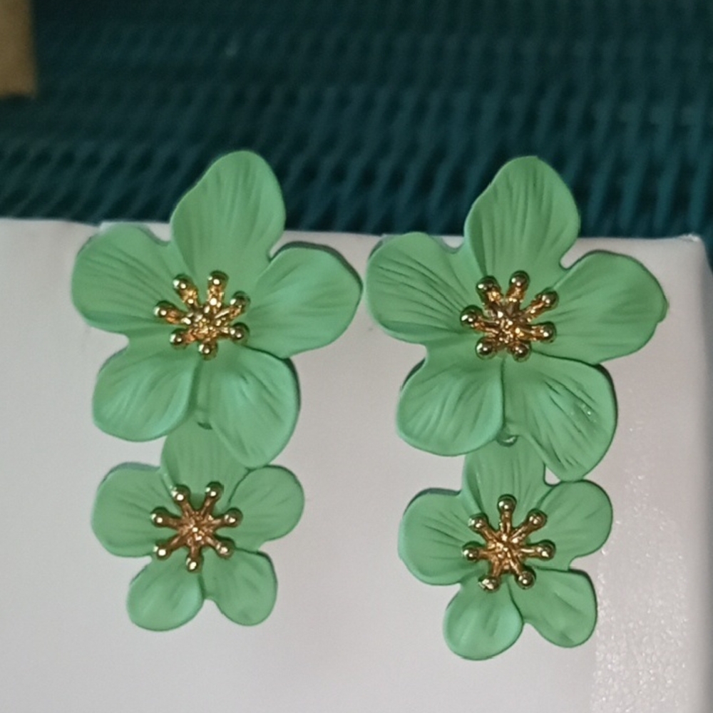 New Green Hawaiian Flower Earrings - Picture 3 of 5